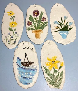 Juego de 5 decoraciones colgantes de arte popular vintage artesanía feria pintada arcilla - Imagen 1 de 17