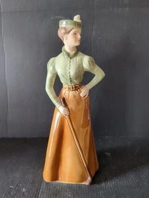 VINTAGE WEST GERMAN GOEBEL CERAMIC ON THE FAIRWAY LADY GOLFER FIGURINE/ORNAMENT - Image 1 of 4