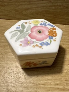 Wedgwood Bone China Meadow Sweet Hexagonal Trinket Box RETIRED Flowers 6 Sided - Picture 1 of 10