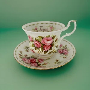 Royal Albert Fiore del Mese Giugno Rose Osso Cina Piedi Tazza Piattino Vintage - Foto 1 di 6