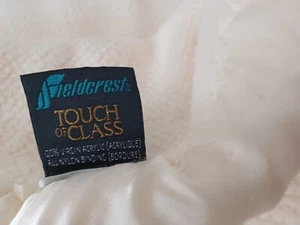 Manta Fieldcrest Touch of Class Acrílico 86" Borde Satinado Blanco De Colección Hecha en EE. UU. - Imagen 1 de 5