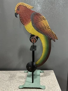 Vintage Volkskunst balancierender Schaukelpapagei Metall 15" hoch auf Ständer sehr guter Zustand seltener Fund! - Bild 1 von 8