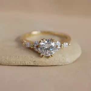 Anillo de compromiso de diamantes de corte redondo de 1,30 quilates de oro amarillo de 18 quilates IGI cultivado en laboratorio - Imagen 1 de 11