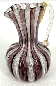 Jarrón pequeño con mango de cinta de Murano Latticino púrpura oro blanco 3" de alto - Imagen 1 de 7