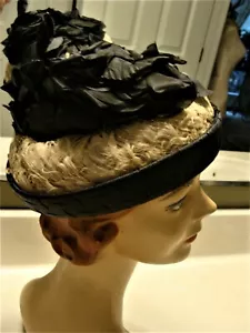 Sombrero de paja beige con plumas de avestruz y ribete floral de DORIS-#477-OFERTA $9,95 - Imagen 1 de 5