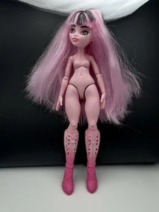 Monster High Skulltimate Secrets Fearidescent Draculaura With Boots 2023 - Picture 1 of 17