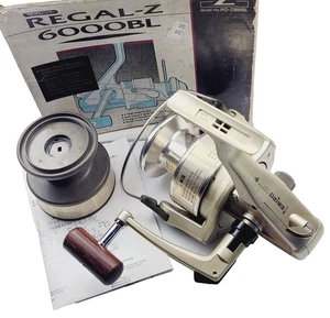 Carrete giratorio Daiwa grande vintage - Regal-Z 6000BL dorado nuevo en caja con carrete de repuesto - Imagen 1 de 21