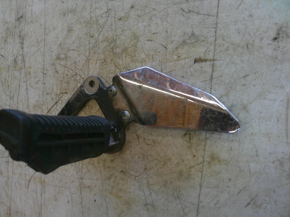 Reposapiés delantero izquierdo suzuki gs500e 1989-2000 Foto 1 de 4