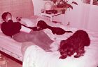 Red Hue Kobieta Układająca się na łóżku z kotem i psami 1975 lata 70. Vintage 35mm Zjeżdżalnia