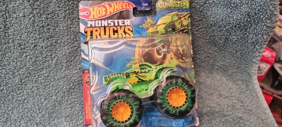 Hot Wheels Showdown Aston Martin 1:64 Car - Red (DHR16)