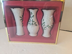 NIB LENOX HOLIDAY BUD VASES, GREEN HOLLY LEAVES W RED BERRIES SET OF 3 MINT  - Picture 1 of 3