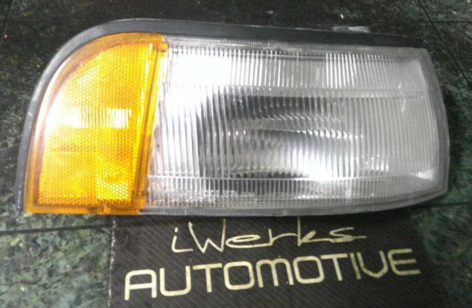 89-94 USDM OEM Nissan Maxima front passenger corner light lamp assembly 9178 DV2 - Image 1 of 4