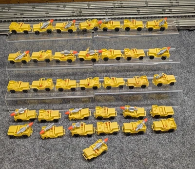 Lote de 33 Jeeps militares de plástico vintage del ejército con misiles Foto 1 de 4