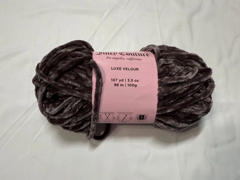 Hilo de terciopelo Juicy Couture Lux - por madeja - 10 colores diferentes - 100 g/107 yardas/98 m Foto 1 de 1
