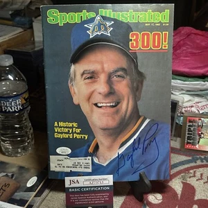 Gaylord Perry Signed Sports Illustrated Magazine May 17, 1982 JSA - Picture 1 of 6