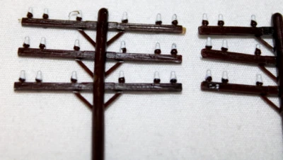 ВИНТАЖНЫЕ ТЕЛЕГРАФНЫЕ СТОЛБЫ ПОЕЗДА TYCO HO МАСШТАБ 10 J00B 4 ДЮЙМА ПЛЮС 2 ЭЛЕКТРИЧЕСКИХ СТОЛБА - Изображение 1 из 4