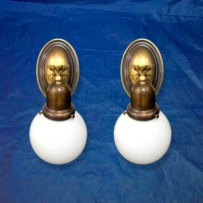 Par de apliques de pared antiguos de latón con cable tonos blancos leche 55H Foto 1 de 4