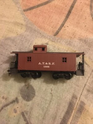 AT&SF 1035 Freight Train Caboose Car HO Scale - Image 1 of 4