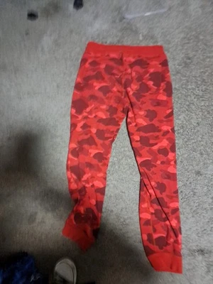 Pantalones deportivos A Bathing Ape Bape rojos con logotipo camuflado Foto 1 de 3