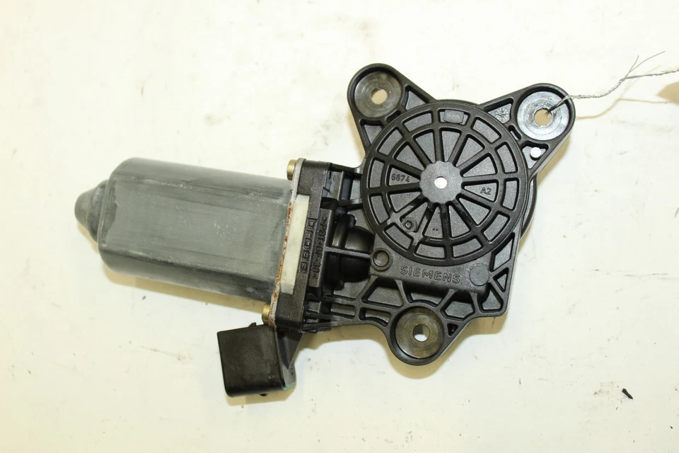2000-2006 MERCEDES BENZ W215 CL500 REAR DRIVER LEFT QUARTER WINDOW MOTOR J1057 - Image 1 of 4