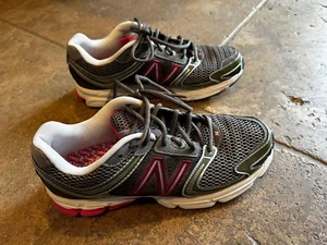 New Balance Shoes Womens Size 10 Gray Pink W770KM3 Susan G Komen Breast Cancer - Picture 1 of 7