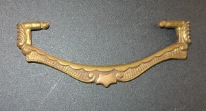 ANTIGUO TIRADOR DE MANGO DE TOCADOR DE METAL VINTAGE 3 3/4" DE ANCHO POSIBLEMENTE LATÓN - Imagen 1 de 2