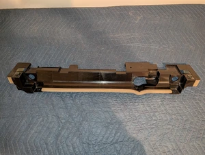 Nuevo soporte de montaje superior para radiador Nissan Rogue 21542-4CE0A fabricante de equipos originales - Imagen 1 de 4