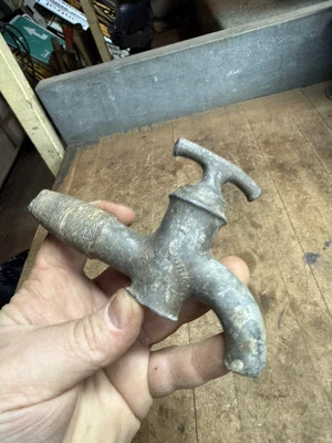 Grifo de grifo de caño de agua para baño de granja antiguo de 1800 Nueva York Nº 4 NY EE. UU. Foto 1 de 4