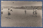 Jouer au ballon sans chemise sur la plage, torse nu tendre, renflements photo vintage