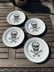 Juego de 4 platos de ensalada Pottery Barn calavera y huesos cruzados esqueleto Halloween 7 1/2" - Imagen 1 de 10