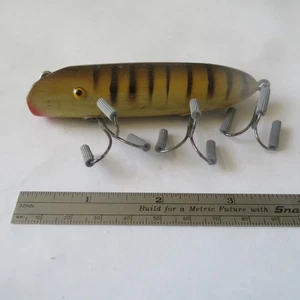 FISHING LURE UNKNOWN 3¾" WOOD GREEN BACK & YELLOW BELLY - Picture 1 of 4