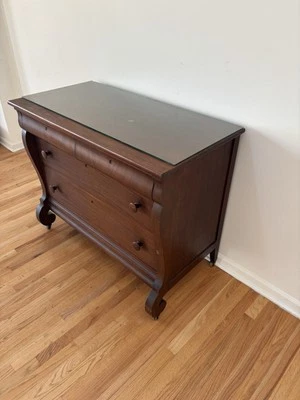 Cómoda con tapa de cristal y espejo (no se muestra en la foto) Foto 1 de 3