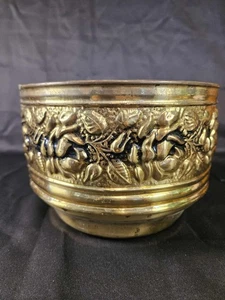 Maceta vintage de latón martillado "Repousse" diseño rosa inglesa - Imagen 1 de 7