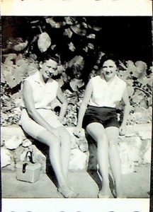 Foto De Colección Años 50 Damas Sonrientes Sentadas en la Pared Blanco Negro Fotografía - Imagen 1 de 3