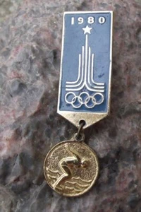 1980 Moscow Summer Olympic Games Swimming Pool Event Medal Style Pin Badge   - Picture 1 of 2