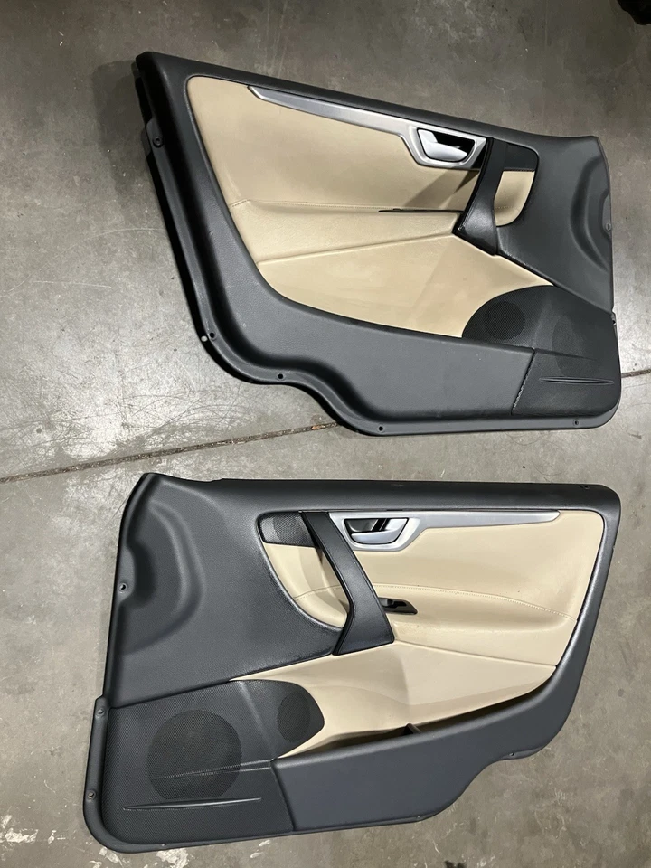 Volvo S60R 2004-2007 sedán diseño R paneles de puerta delantera limpios  Foto 1 de 4