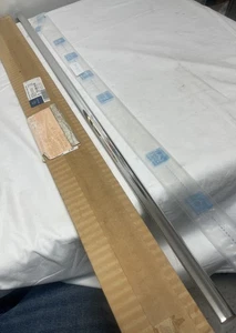 Moldura metálica puerta trasera derecha mercedes-benz w123 1236980480 OEM NOS Zierstab - Imagen 1 de 3