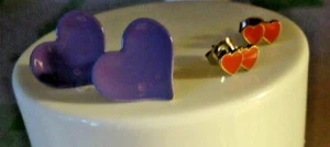 Lote de 2 pares de pendientes postes en forma de corazón 5/8"" lavanda 3/8"" rojo - Imagen 1 de 3