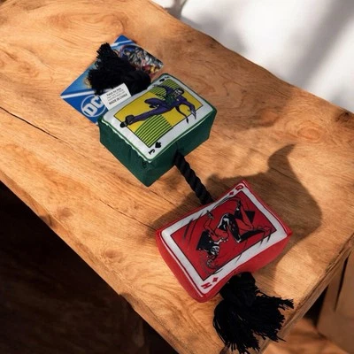 NUEVO Juguete para Perros DC Comics Joker Tarjetas de Juego 10" Peluche Chirrido Cuerda Juguete XS-M Perros Foto 1 de 4