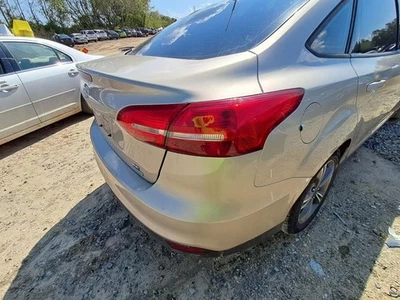 Luz trasera para pasajero derecho Ford Focus 2017 sedán OEM usada 127 k millas Foto 1 de 4