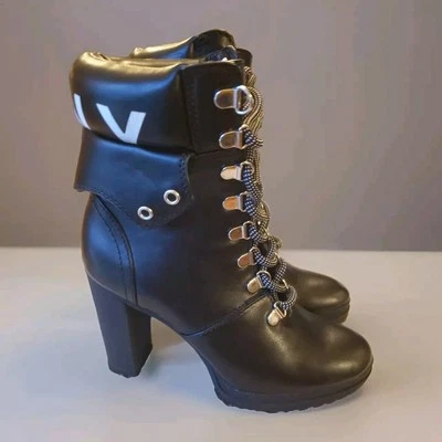 Botas de tornozelo femininas tamanho 7M DKNY pretas com cadarço 4" salto alto plataforma 1" # K4982241 - Imagem 1 de 4