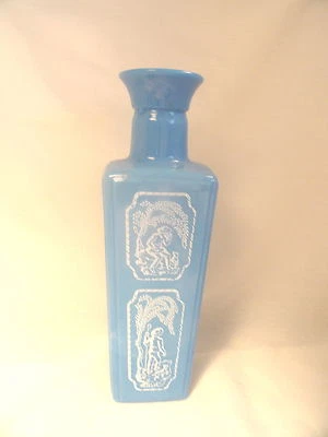 Jarrón de vidrio azul con escenas de campo Foto 1 de 3