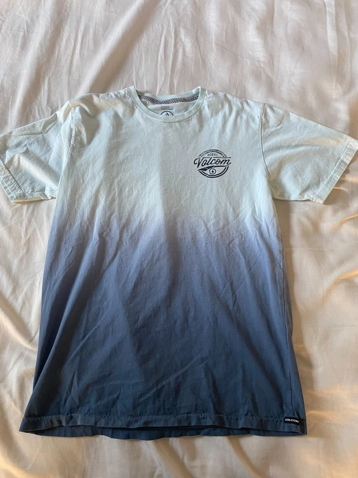 Camiseta Volcom ajuste moderno azul-petróleo a azul degradê juvenil GG - Imagem 1 de 3