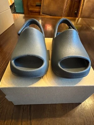 Nuevo Adidas Yeezy Slide Infantes Bebé - Ónix Oscuro - Talla 7K - ID5106 Foto 1 de 4