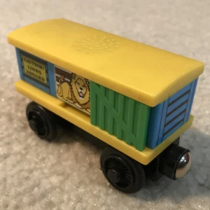 Thomas Friends León Coche Puerta Corredera Madera Ferrocarril Juguete Tren Motor Coche Sonido - Imagen 1 de 12