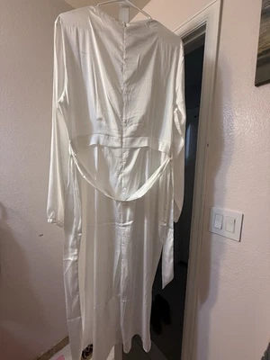 Elegante Vestido Blanco Satinado Talla XL con Mangas Largas.Perfecto para ocasiones formales Foto 1 de 4