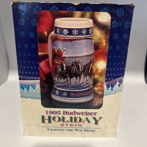 Vintage Budweiser Bier "Lighting The Way Home" Holiday Snow Stein 1995 - Bild 1 von 4