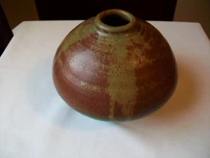 VASO VINTAGE STUDIO ARTE CERAMICA GETTATO A MANO IN GRES 5 1/2" FIRMATO DATATO - Foto 1 di 12