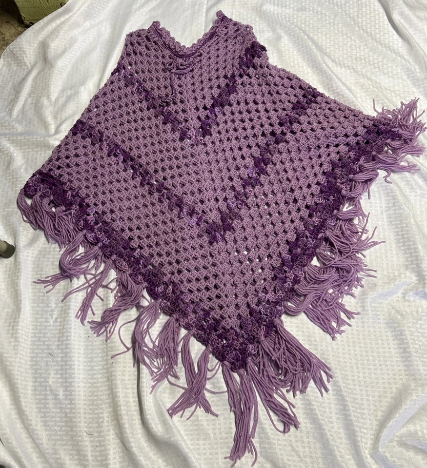 Poncho estilo cuadrado abuela ganchillo a mano con flecos Foto 1 de 1