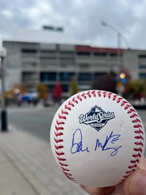 Don Mattingly - Serie Mundial 2025 Béisbol ROMLB Béisbol BLUE JAYS DODGERS Foto 1 de 4